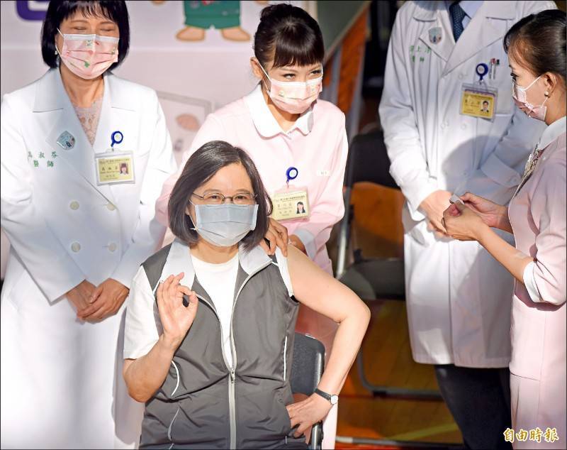 高端疫苗施打首日，總統蔡英文前往台大醫學院體育館注射站，接受高端疫苗注射。（記者方賓照攝）