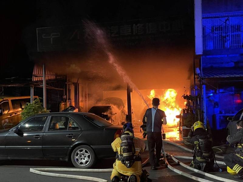 高雄苓雅區1間汽車修理廠昨天深夜發生大火。（民眾提供）