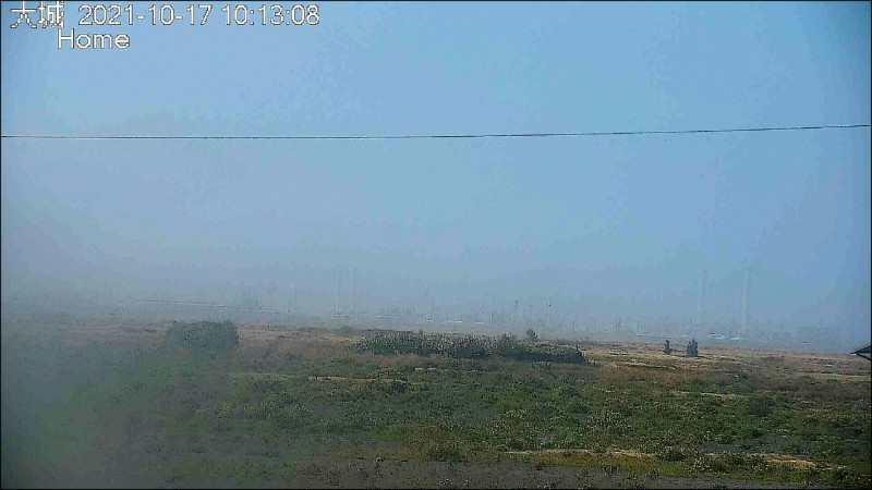 彰化大城空品測站昨天上午10點的即時影像，天空一片灰濛濛。（取自環保署空氣品質監測網）