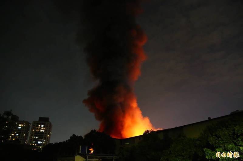 高雄市鳥松區一家機電工廠25日晚間失火，烈焰沖天，老遠就看得到火勢。（記者李惠洲攝）