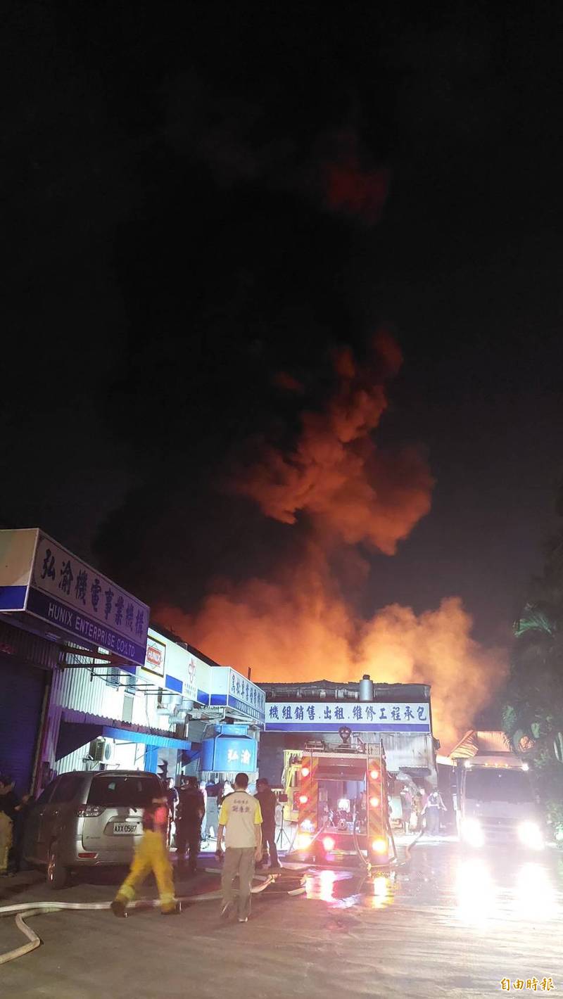 高雄市鳥松區一家機電工廠25日晚間失火，烈焰沖天。（記者李惠洲攝）