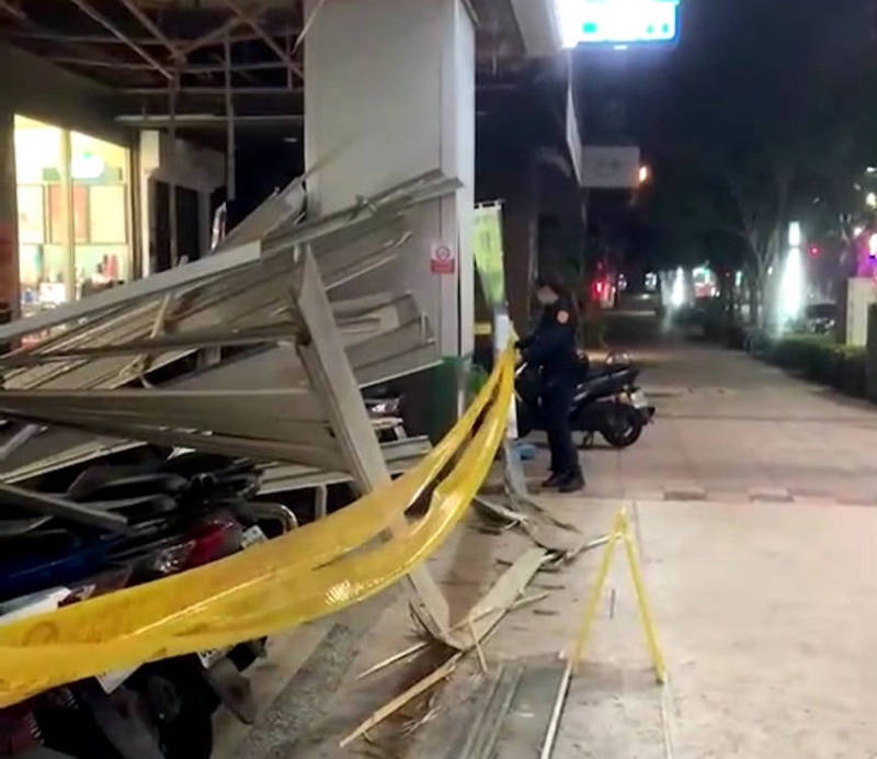 高市一超商騎樓今凌晨天花板掉落，壓損10多輛機車幸無人受傷。（民眾提供）