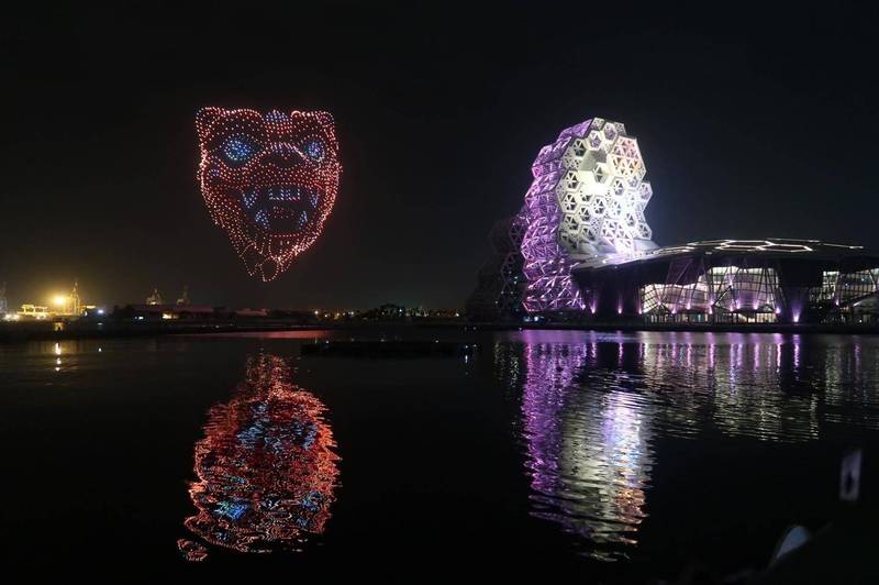全台最大無人機展演，今晚將在愛河灣秀出台灣燈會空中主燈「虎星高照」。（記者王榮祥翻攝）