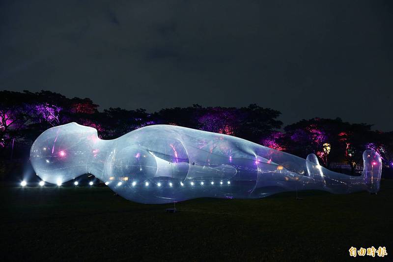 衛武營「空氣人」，是一個以捉摸不定的透明材質以空氣作為素材的彫刻作品。巨大的空氣人躺在草皮上，遠遠看你感覺不到他的存在，是種若有若無充滿不可思議存。（記者李惠洲攝）