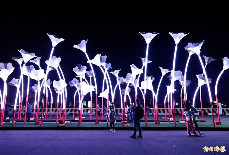 愛河灣「巨人的夢幻花園」，碼頭出現巨人的奇幻花園，長出了一朵一朵比人還高的喇叭花，一共有54朵高約2.5公尺到6公尺不等的巨型喇叭花所組成，花間傳出的樂音，就像是在傳達訊息，花朵燈光色彩千變化化，光彩奪目。 （記者李惠洲攝）